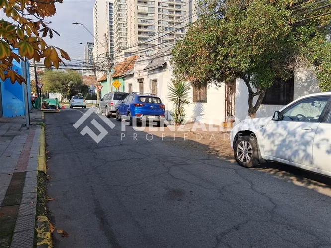 Casa fachada continua en Zona Típica de 3 dorm. en Ñuñoa