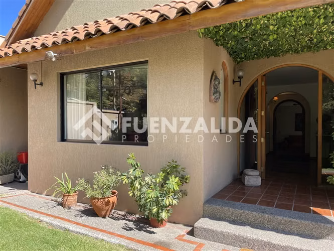 Casa en San Carlos Apoquindo 5 dorm. 4 baños en Las Condes