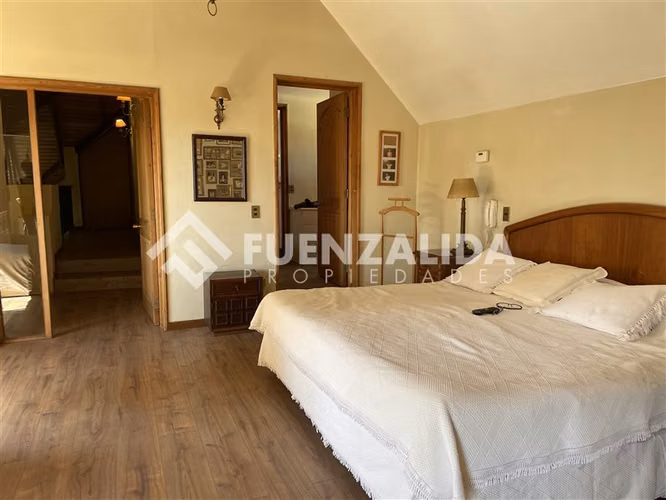 Casa en San Carlos Apoquindo 5 dorm. 4 baños en Las Condes
