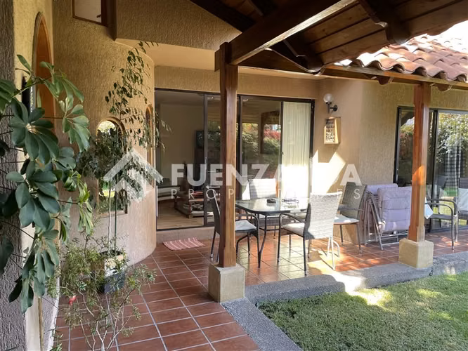 Casa en San Carlos Apoquindo 5 dorm. 4 baños en Las Condes