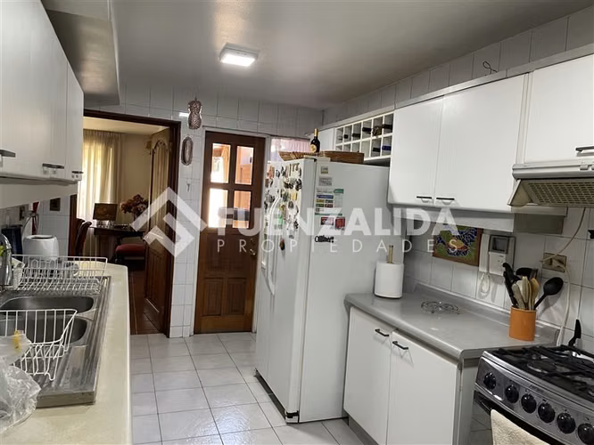 Casa en San Carlos Apoquindo 5 dorm. 4 baños en Las Condes