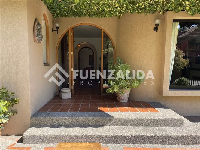 Casa en San Carlos Apoquindo 5 dorm. 4 baños en Las Condes