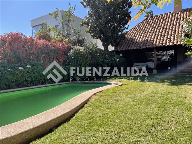 Casa en San Carlos Apoquindo 5 dorm. 4 baños en Las Condes