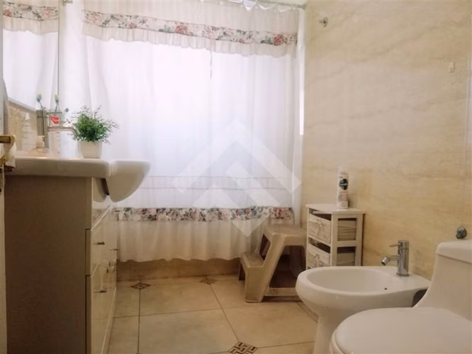Casa en venta de 4 dorm. en Las Condes