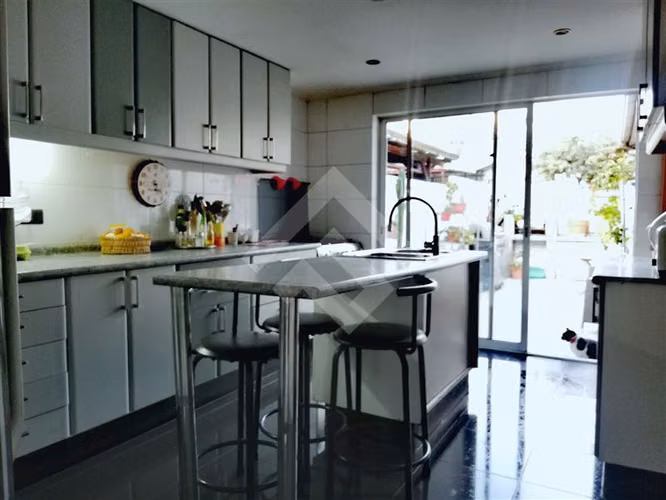 Casa en venta de 4 dorm. en Las Condes