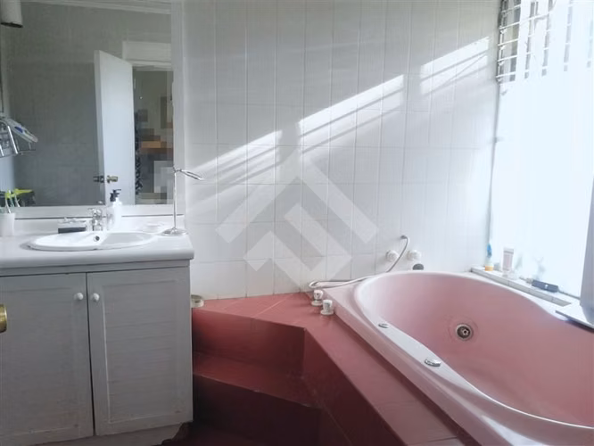 Casa en venta de 4 dorm. en La Reina