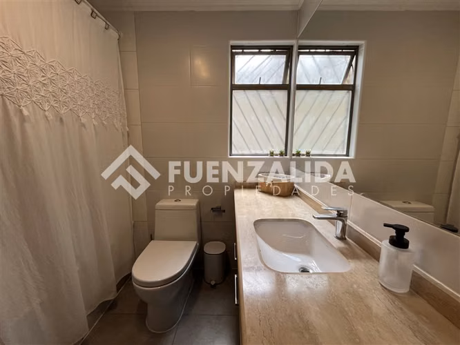 Casa en venta de 4 dorm 3 baños, baño de visita en La Serena