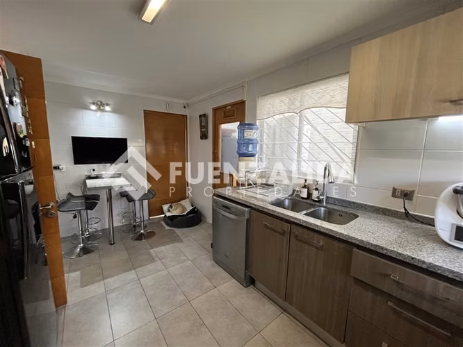 Casa en venta de 4 dorm 3 baños, baño de visita en La Serena