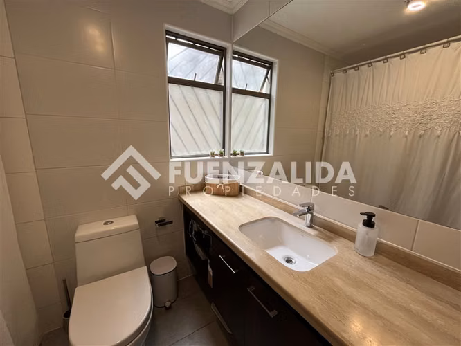 Casa en venta de 4 dorm 3 baños, baño de visita en La Serena