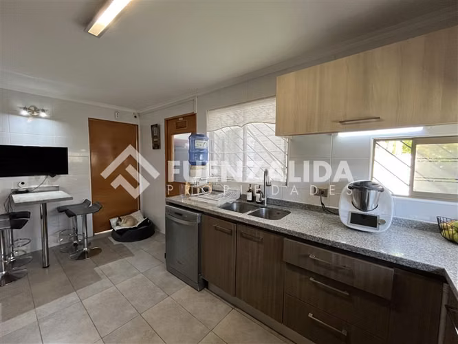 Casa en venta de 4 dorm 3 baños, baño de visita en La Serena