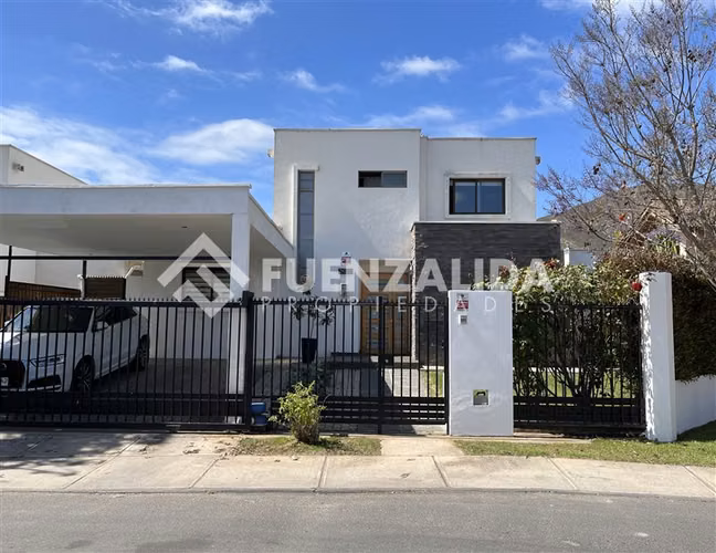 Casa en venta de 4 dorm 3 baños, baño de visita en La Serena
