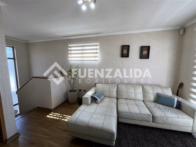 Casa en venta de 4 dorm 3 baños, baño de visita en La Serena