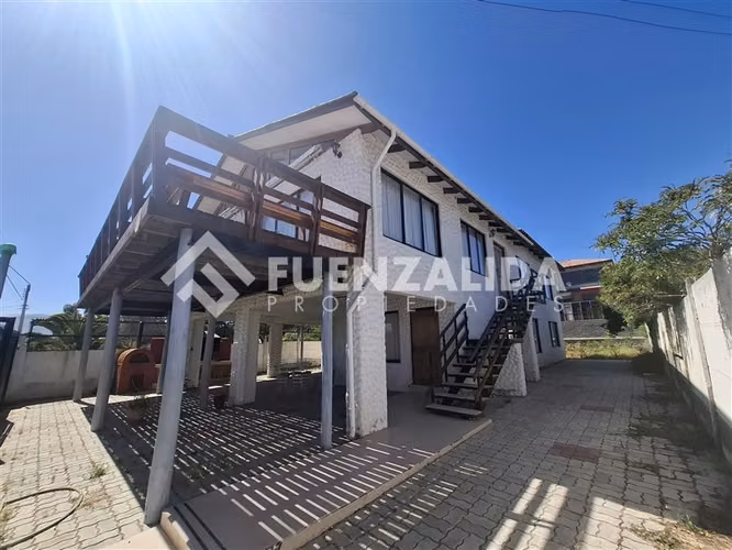 Casa en venta de 7 dorm., 2 pisos, en Guanaqueros, Coquimbo