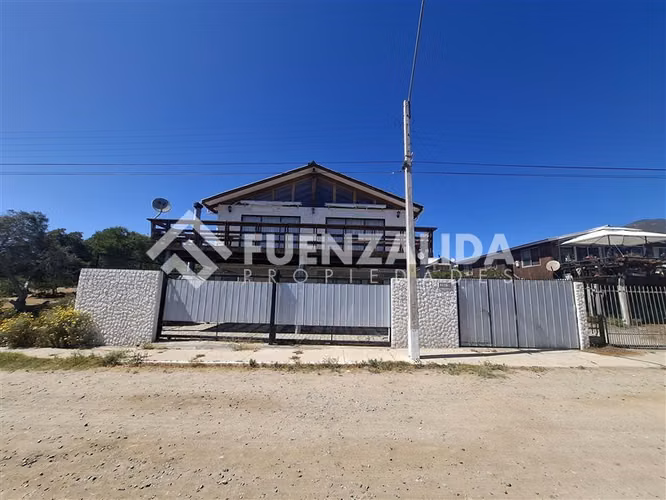 Casa en venta de 7 dorm., 2 pisos, en Guanaqueros, Coquimbo