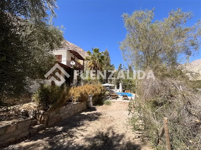 Casa en venta 4 dorm.2 baños piscina, terraza en Paihuano