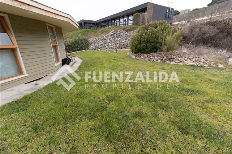 Casa en venta de 3 dorm 3baños sitio de 5700m2. en La Serena