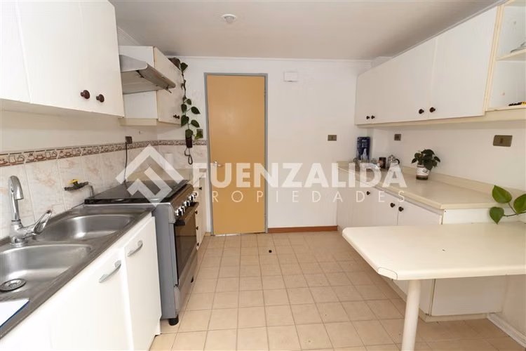 Casa en venta de 3 dorm. 3baños, 3 pisos,en La Serena