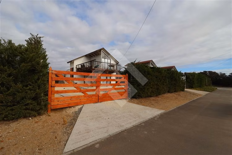 Casa vacacional en venta de 3 dorm. 1 baño en Tongoy