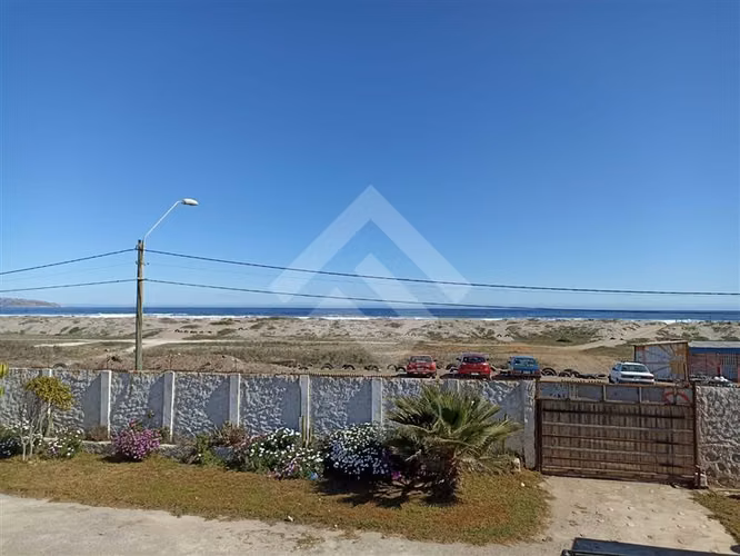Casa en venta de 4 dorm.3 baños vista al mar en La Serena