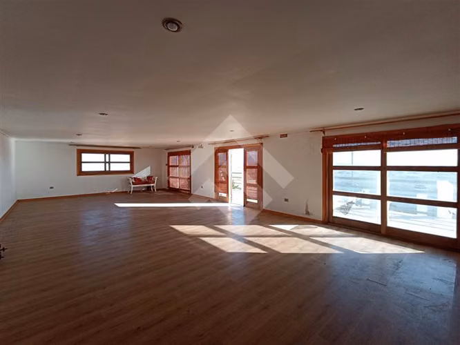Casa en venta de 4 dorm.3 baños vista al mar en La Serena