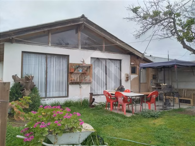 Sitio en venta con casa, en importante avenida en La Serena