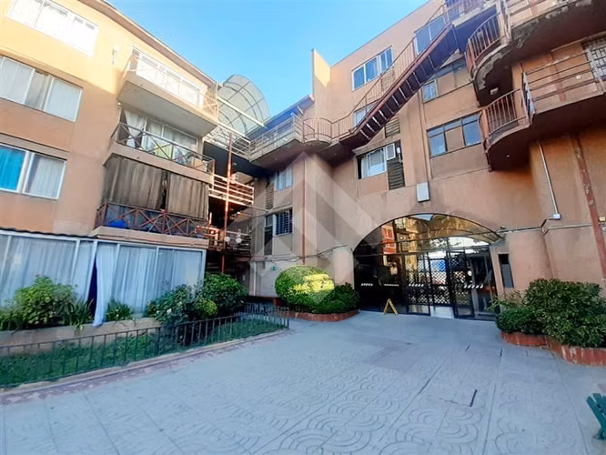 Dep. en venta de 3 dorm. con Estacionamiento Metro Las Rejas