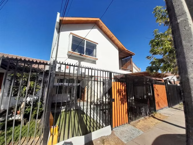 Amplia Casa en venta de 5 dorm. 3 baños en Maipú