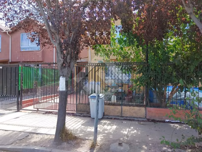 Casa en venta de 4 dorm. en Maipú
