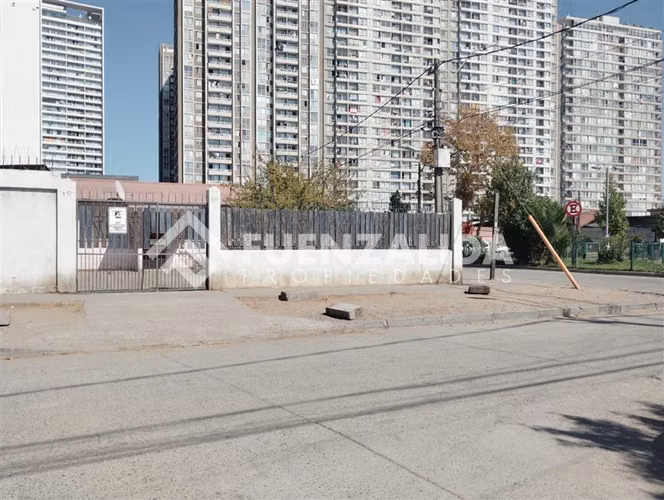 Casa en venta con gran terreno (310m2), metro las rejas
