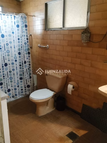Casa en venta con gran terreno (310m2), metro las rejas