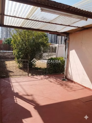 Casa en venta con gran terreno (310m2), metro las rejas