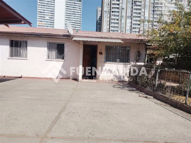 Casa en venta con gran terreno (310m2), metro las rejas