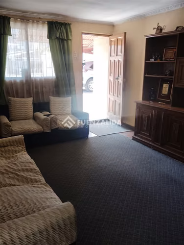 Casa en venta con gran terreno (310m2), metro las rejas