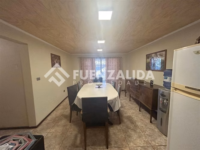 Casa en venta de 5 dorm. metro Santiago Bueras