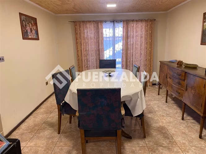 Casa en venta de 5 dorm. metro Santiago Bueras