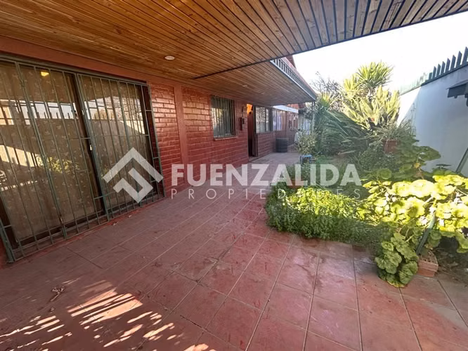 Casa en venta de 5 dorm. metro Santiago Bueras