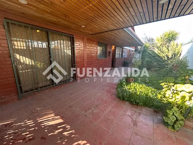 Casa en venta de 5 dorm. metro Santiago Bueras