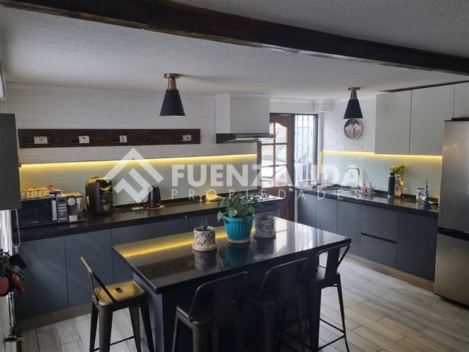 Casa en arriendo de 4 dorm. en Maipú