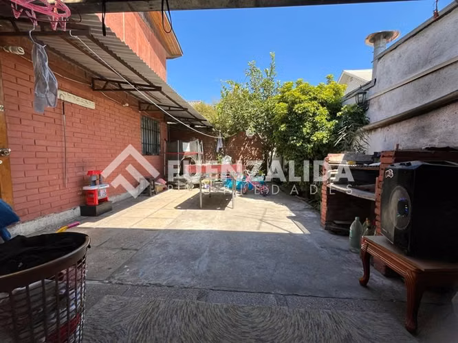 Casa aislada en venta de 3 dorm 2 baños. en Maipú