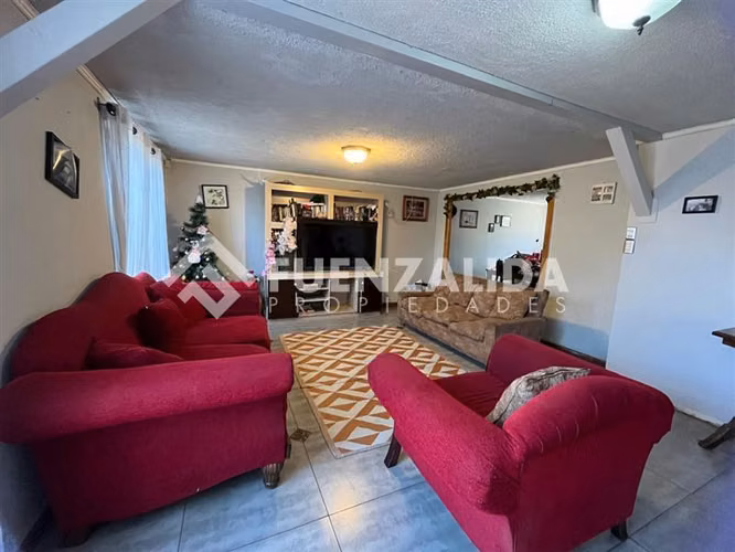 Casa aislada en venta de 3 dorm 2 baños. en Maipú
