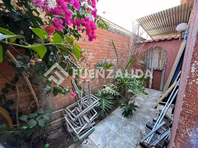 Casa aislada en venta de 3 dorm 2 baños. en Maipú