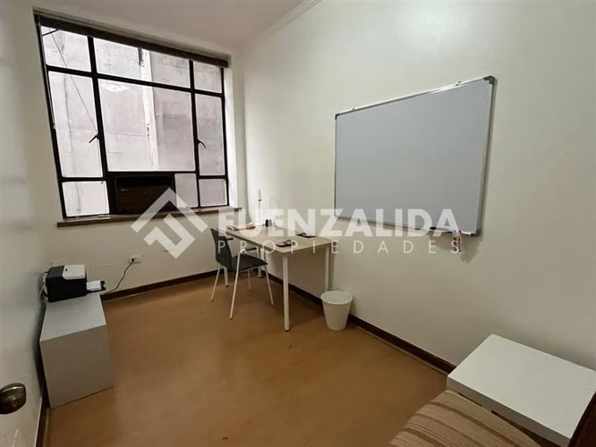 Oficina con Recepción y 3 privados, en arriendo en Santiago