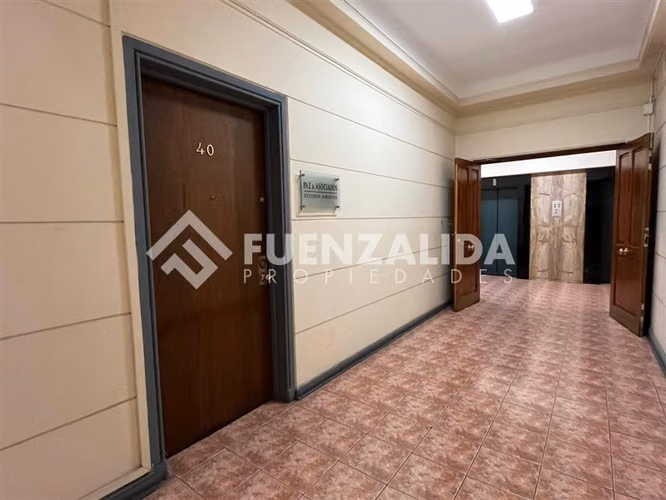 Oficina con Recepción y 3 privados, en arriendo en Santiago