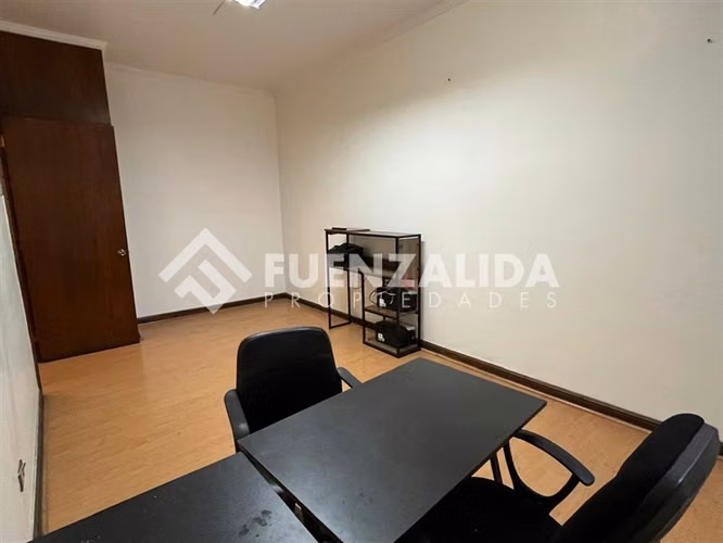 Oficina con Recepción y 3 privados, en arriendo en Santiago