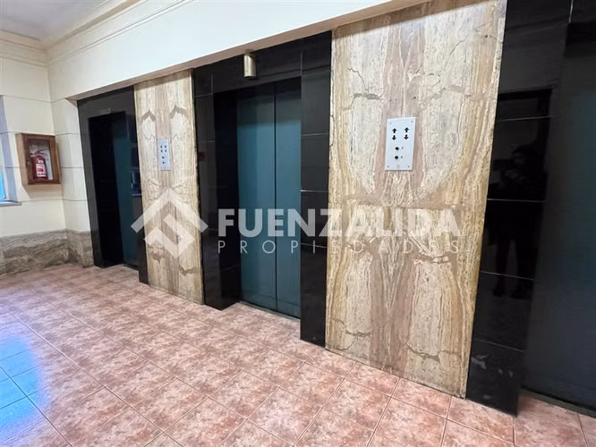Oficina con Recepción y 3 privados, en arriendo en Santiago