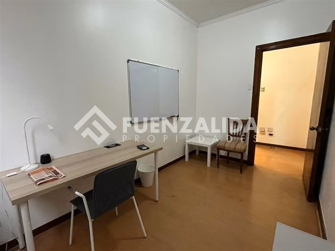 Oficina con Recepción y 3 privados, en arriendo en Santiago