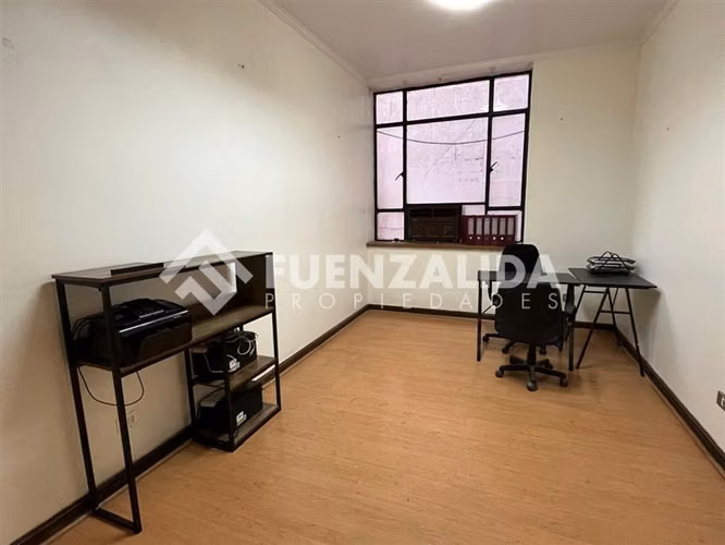 Oficina con Recepción y 3 privados, en arriendo en Santiago