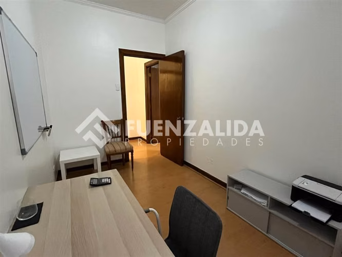 Oficina con Recepción y 3 privados, en arriendo en Santiago