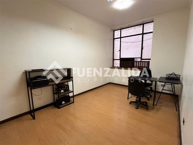 Oficina con Recepción y 3 privados, en arriendo en Santiago