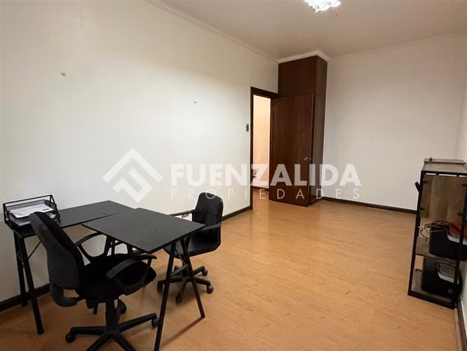 Oficina con Recepción y 3 privados, en arriendo en Santiago